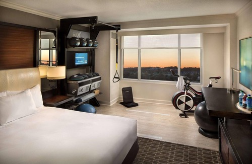 East Point Hotel | Pet-Friendly Room | Close to Atlanta Convention Centers and ATL Airport - 2.2mi