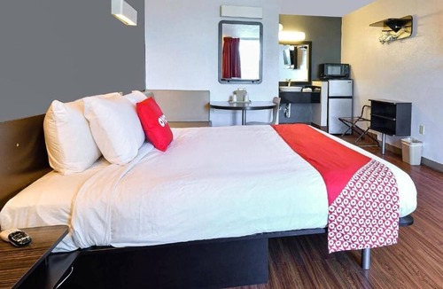 Valdosta Hotel | Pet Friendly Room With Parking Near BBQ And Family Fun