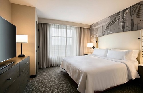 Berkeley Heights Hotel | Pet Friendly Stay w/3 Relaxing Units! Indoor Pool, Free Breakfast & Parking!