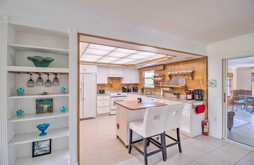 Sebastian Highlands Cottage | Pet-friendly Sebastian Home on Lake; Golf Nearby