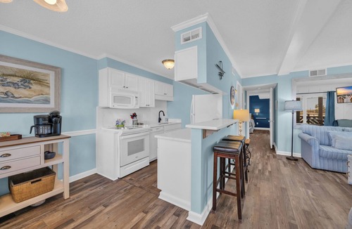 Ocean Drive Cottage | Pet Friendly Ocean View Cottage - Outdoor Pool - Walk to main street