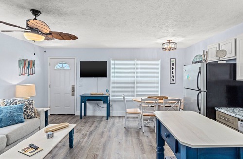 Bahama Beach House | Pet Friendly! 500 feet to Beach!