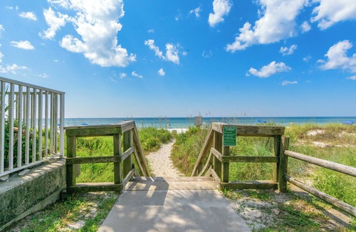 El Centro Beach Condo | ☀️Pet Friendly-Walk to Beach-Pool-Seaglass Shack☀️