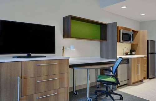 Upper Grand Lagoon Hotel | Pet-Friendly Suite | Breakfast + Pool | Panama City Beach