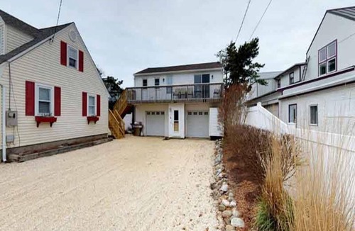 North Beach Haven Cottage | Pet Friendly. WiFi. Beach Badges. Outdoor shower. WD. Oceanside. All new.