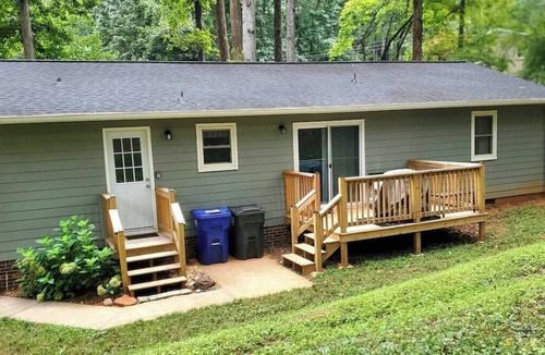 Statesville House | Pet-Friendly Wooded Retreat t3BR tMins to Downtown Statesville