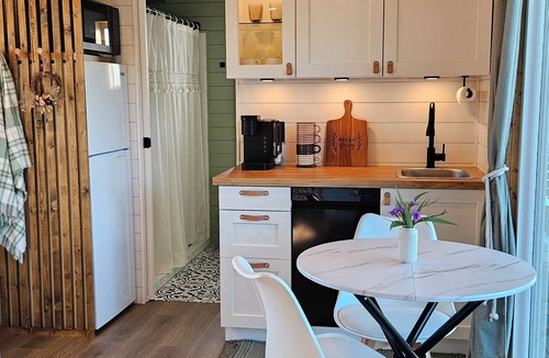 Southside Cabin | Petit Nest · Cozy Private Studio · Quiet & Serene