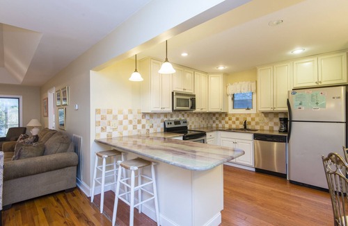 West Beach Cottage | Pets Ok, Bikes Included,(4), Walking Distance To Beach And Pool, Sleeps 7