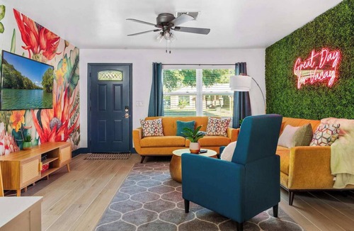 Crystal River House | Pets OK! Heated Pool mins to 3 Sisters Spring!