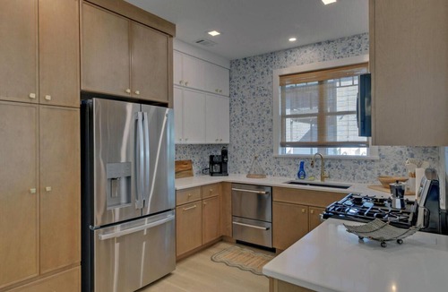 Hartwell House | Phenomenal Lake Hartwell waterfront 6-bedroom duplex townhome for 2 families!
