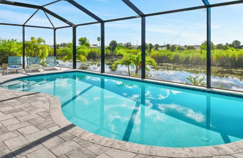 Diplomat Villa | Phoenix, quite Area, Pool and great water few