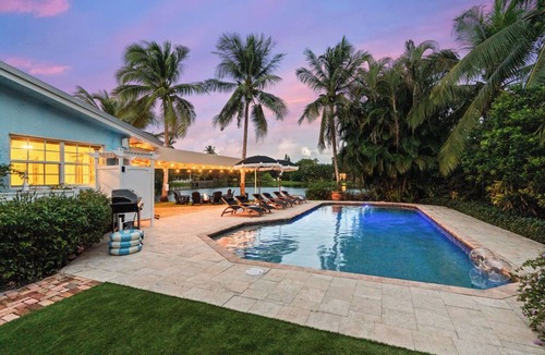 Glen Ridge House | Pickleball, Heated Pool, Sauna, Bar, Putting Green, Fire Pit!