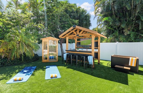 Glen Ridge House | Pickleball, Heated Pool, Sauna, Bar, Putting Green, Fire Pit!
