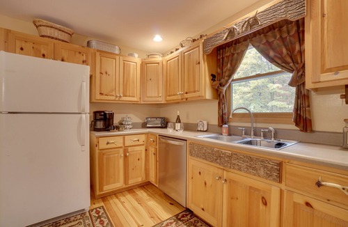 Clayton Cabin | Picturesque Clayton Cabin w/Mountain Views!