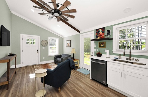 Vinemont Apartment | Picturesque Country Barndominium