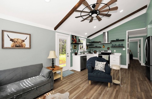 Vinemont Apartment | Picturesque Country Barndominium