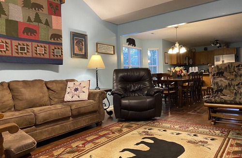 Pigeon Forge House | Pigeon River Cottage, river front, newly remodeled, 1 mile from Parkway.