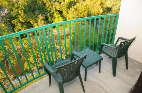 Pigeon Forge Hotel | Pigeon River Inn