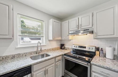 Newark Apartment | Pine Brook 1019 I Modern 15Br Apartment ! Pool