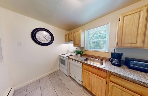 Newark Apartment | Pine Brook Apartments: Luxurious living in a stunning wooded setting
