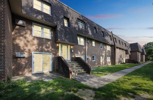 Newark Apartment | Pine Brook Apartments: Luxurious living in a stunning wooded setting