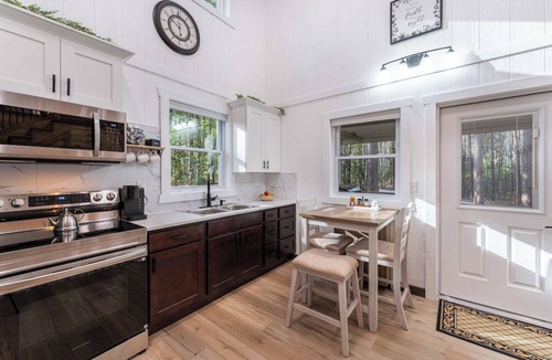 Hamptonville House | Pine Cone Cottage - Pine Cone Cottage
