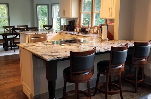 Gainesville House | Pine Haven | Lake front home/w Dock, Cheerful 4 Bedroom Cottage/w Dock Max 6 ppl