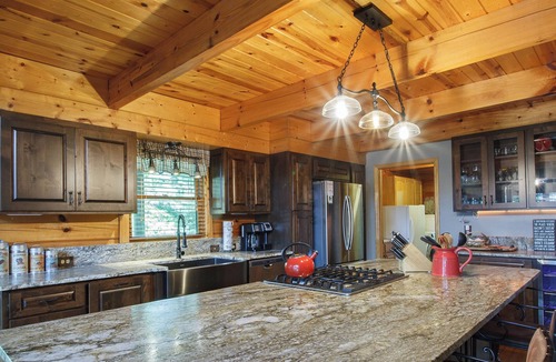 Tellico Plains Cabin | Pine Ridge - Total Comfort and Privacy atop a Mountain Ridge