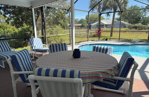 Interchange Square House | Pineapple Cottage. Cozy Pool Home conveniently located. Pet friendly !