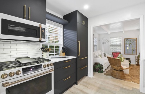 Parrot Cove House | Pineapple House - Historical Charm Close to Beach, Golf, and Downtown