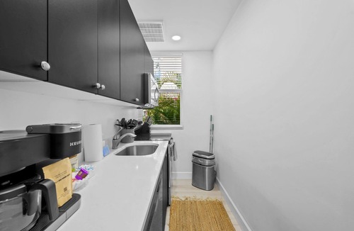 Gillespie Park Apartment | Pineapple Paradise - 2 Units - 13 min to Beach
