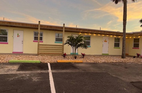 Bridgeport Heights Apartment | Pineapple Shores 11 Retro Inn