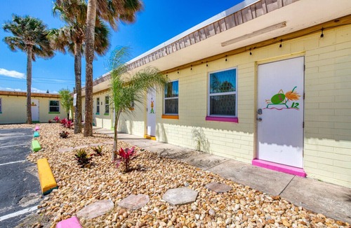 Bridgeport Heights Apartment | Pineapple Shores Retro Motel 10