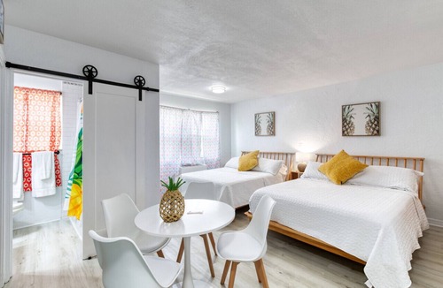 Bridgeport Heights Hotel | Pineapple Shores Inn Unit 1