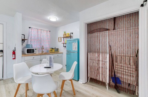 Bridgeport Heights Hotel | Pineapple Shores Retro Inn 5