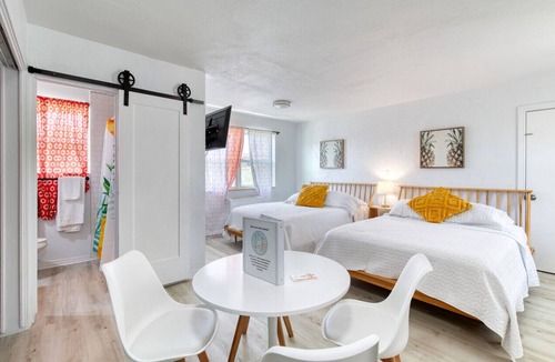 Bridgeport Heights Hotel | Pineapple Shores Retro Inn 5