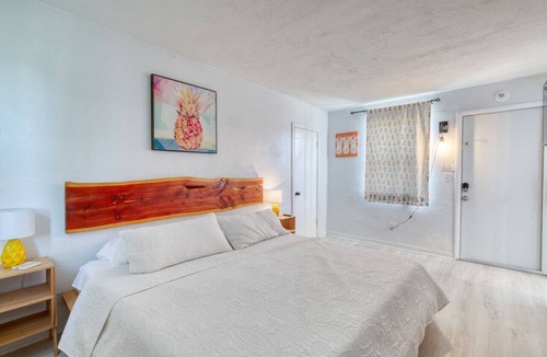Bridgeport Heights Hotel | Pineapple Shores Retro Motel 9
