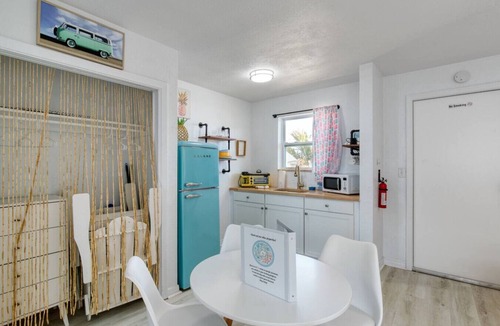 Bridgeport Heights Apartment | Pineapple Shores Retro Inn 2