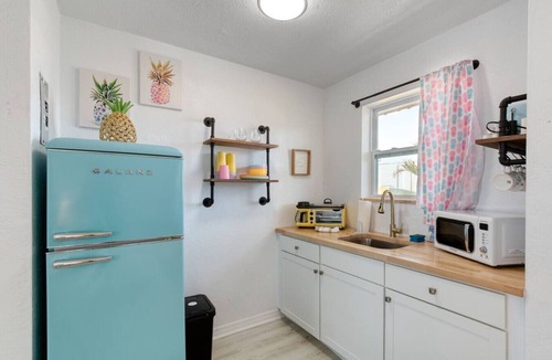 Bridgeport Heights Apartment | Pineapple Shores Retro Inn 2
