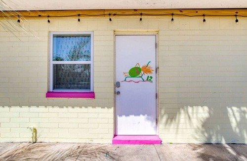 Bridgeport Heights Apartment | Pineapple Shores Retro Motel #12