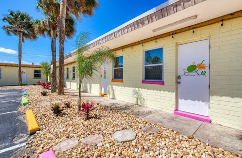 Bridgeport Heights Apartment | Pineapple Shores Retro Motel #12