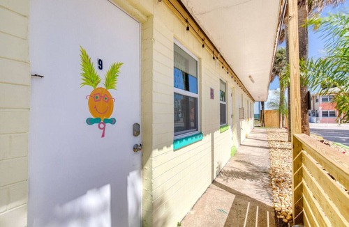 Bridgeport Heights Apartment | Pineapple Shores Retro Motel 9