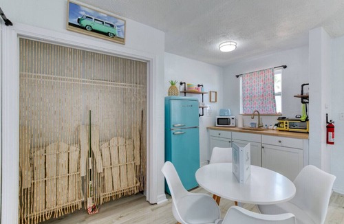 Bridgeport Heights Apartment | Pineapple Shores Retro Inn 4