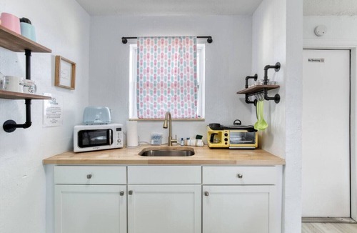 Bridgeport Heights Apartment | Pineapple Shores Retro Inn 4