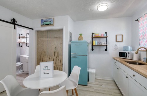 Bridgeport Heights Apartment | Pineapple Shores Retro Inn 4