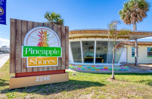 Bridgeport Heights Apartment | Pineapple Shores Retro Inn 5