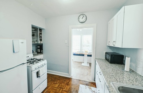 Old Northwood Apartment | Pineapple Upper Deck Guesthouse Near Beaches/Shopping/Dining, Ballparks&Downtwn!