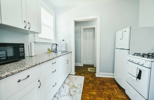 Old Northwood Apartment | Pineapple Upper Deck Guesthouse Near Beaches/Shopping/Dining, Ballparks&Downtwn!