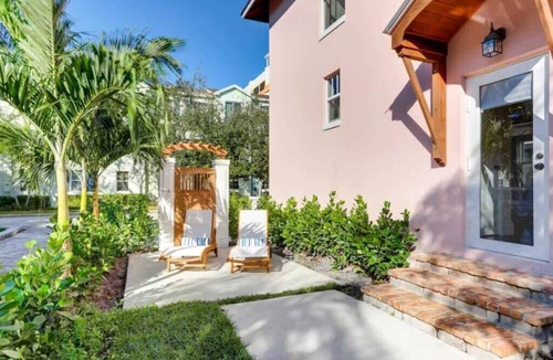 Grandview Heights House | Pink House - Bask in Style Steps from the Convention Center