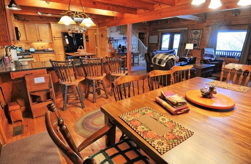 West Jefferson Cabin | Pinnacle Tree: Spacious 4BR cabin perfect for families and pet-friendly getaways.